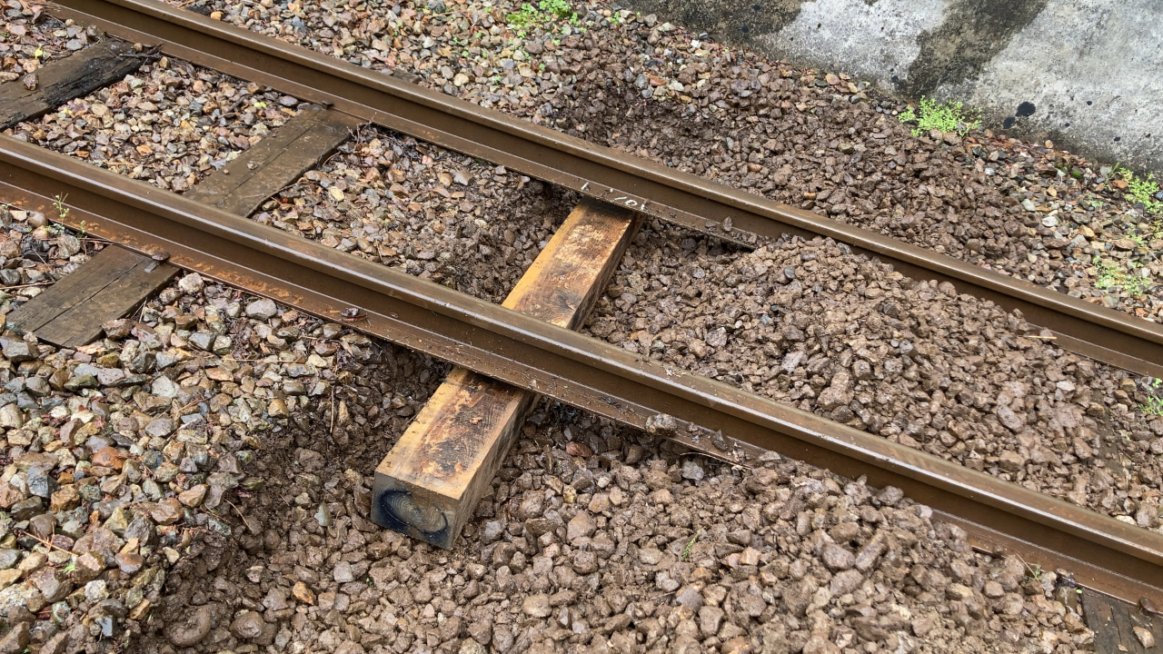 はじめてのまくらぎ交換に挑戦 ｜ 黒部峡谷トロッコ電車の鉄道（保線）工事｜ミラテック株式会社